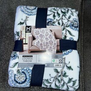 Member's Mark White and Blue Floral Throw